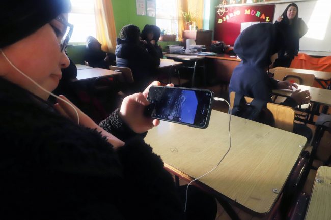 Proyecto que prohíbe el uso de celulares en colegios avanza y queda listo para votación en el Senado