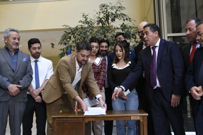 Tras fallida destitución: Oficialismo presenta acusación constitucional contra el juez Antonio Ulloa por vínculos con Hermosilla