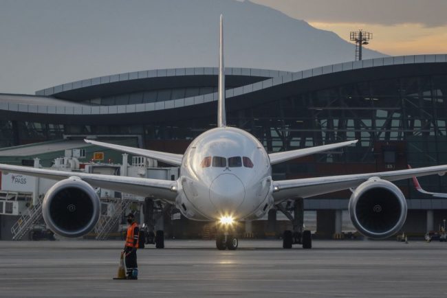Detienen a pasajero por aviso de bomba en el Aeropuerto de Santiago: sujeto dijo que se trató de una broma