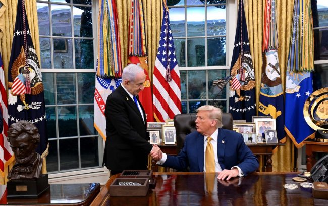 Donald Trump destaca la liberación de rehenes y rinde homenaje a Netanyahu en la Knéset israelí