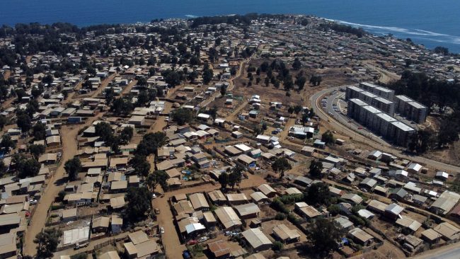 Encargados de Vivienda de Matthei, Kast y Jara debaten sobre déficit habitacional, alza de costos y expansión de campamentos