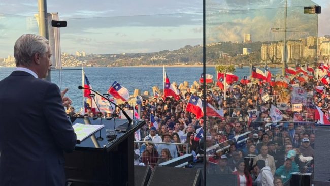 Las reacciones de Jara y Matthei por vidrio blindado de Kast en cierre de campaña