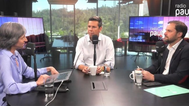 Alcaldes de Providencia y Renca analizan los desafíos de los municipios: seguridad, descentralización y distribución de recursos