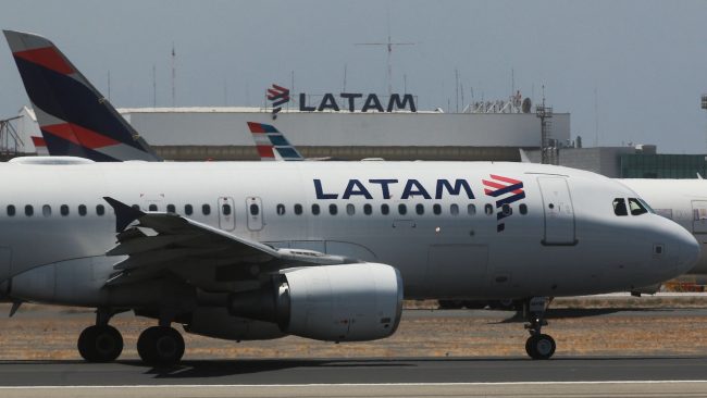 Pilotos de Latam cumplen una semana de huelga y aerolínea amplía cancelaciones de vuelos