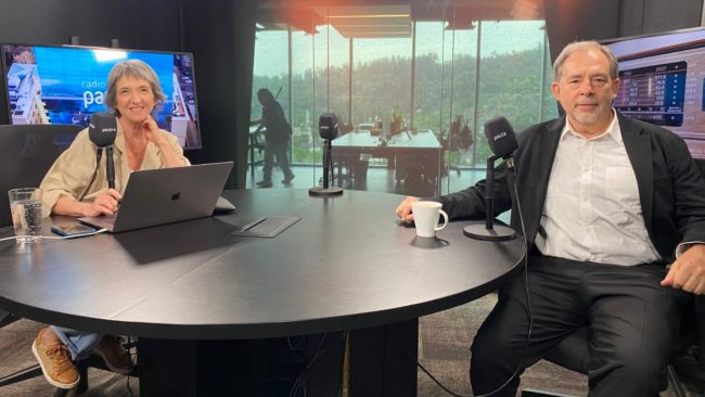 Guido Girardi alerta en La Mesa de Todos que la política está obsoleta ante la velocidad de la IA y llama a Chile a pensar con propósito