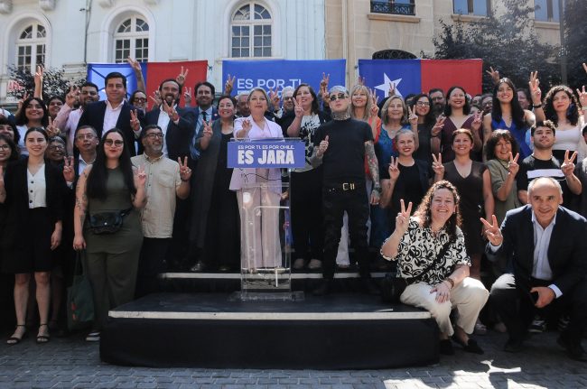 Jara apuesta por el socialismo democrático: Vidal y Vodanovic comandarán el balotaje