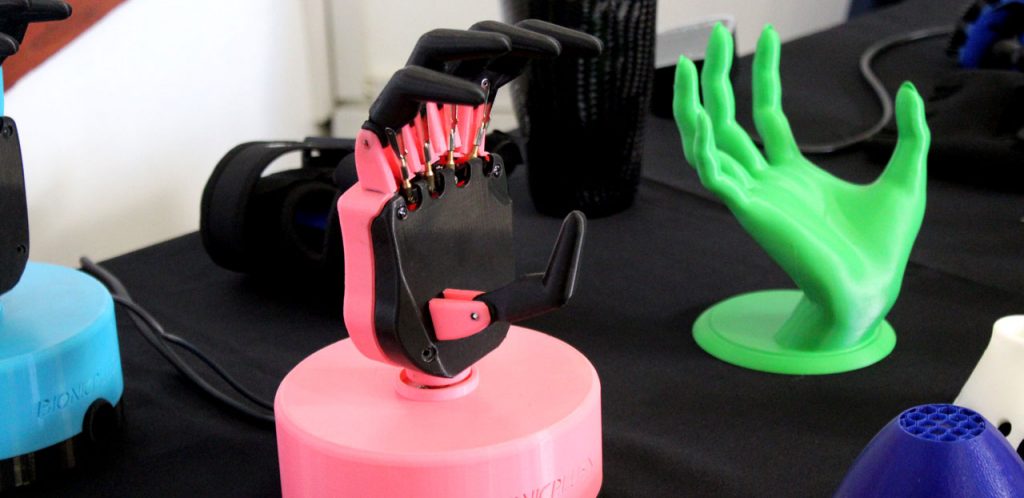 UTEM desarrolla prótesis impresas en 3D para niñas y niños afectados en Gaza