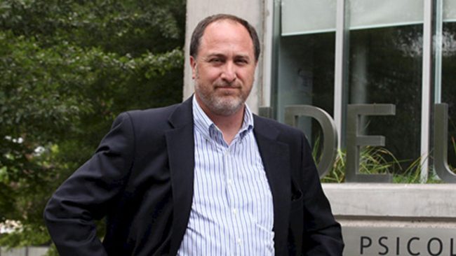 Roberto González y la polarización en Chile: "Existe, es concreta y se manifiesta de manera muy realista"