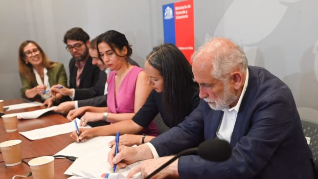 Minvu firma convenio de colaboración con pobladores de megatoma de San Antonio para ejecutar proyecto habitacional