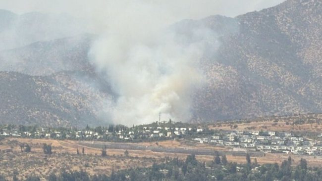Incendio forestal afecta a Las Condes y moviliza a Bomberos y Conaf bajo tercera alarma