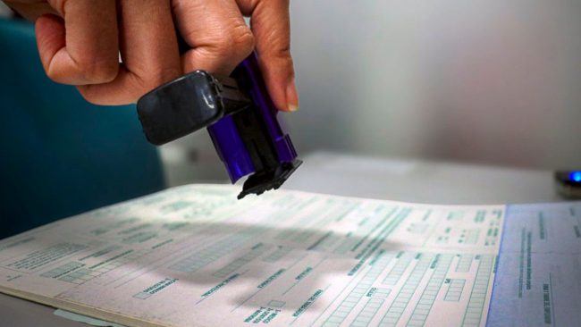 Detienen a siete médicos extranjeros por emitir licencias médicas a funcionarios públicos que salieron del país