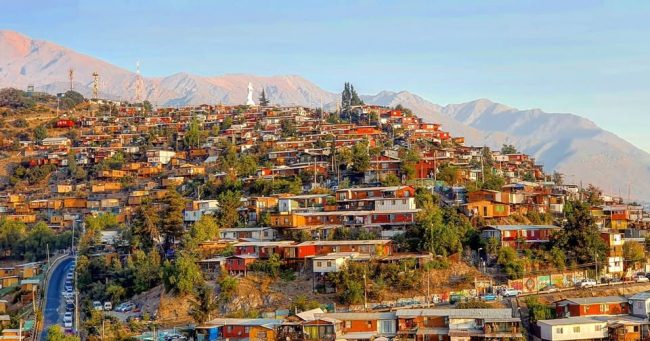 Incidentes y enfrentamientos marcan desalojo de toma en Cerro 18, Lo Barnechea