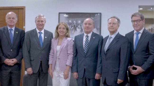 Kast se reúne con la CPC y recibe documento con medidas para reactivar inversión y empleo