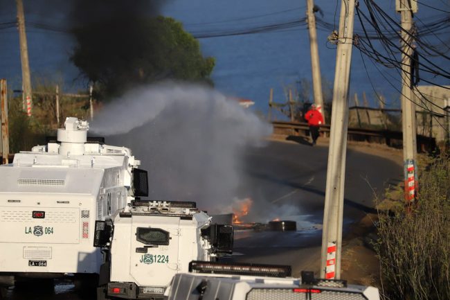 Con incidentes: comienza desalojo de 2000 familas en megatoma en San Antonio