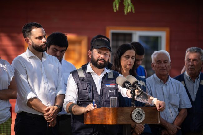Boric decreta dos días de duelo nacional por víctimas de devastadores incendios en Biobío y Ñuble