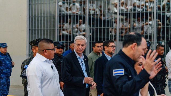Kast visita la megacárcel CECOT en El Salvador y se prepara para reunirse con Bukele