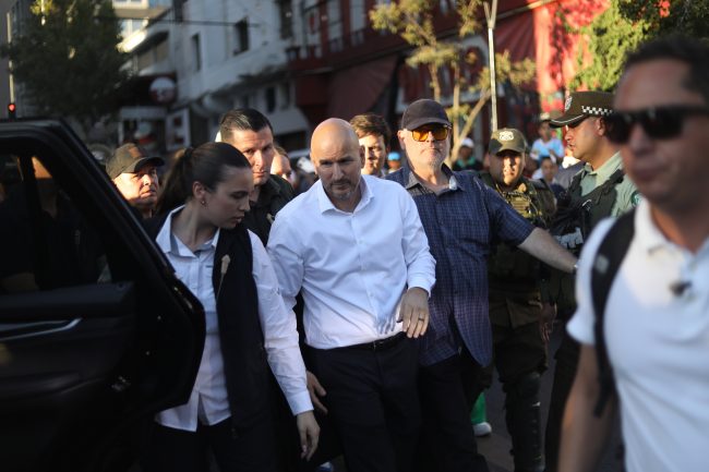 Embajador Judd critica al Gobierno por proyecto con China y defiende revocación de visas