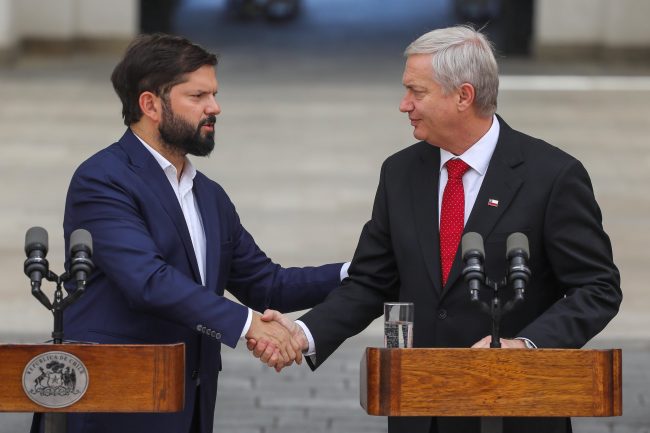 Presidente Boric recibe a Kast en La Moneda en medio de versiones contrapuestas por el cable submarino