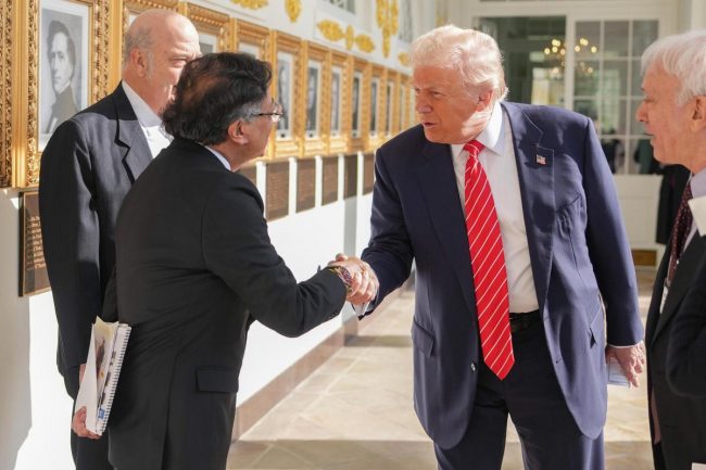 Petro y Trump sostienen reunión en la Casa Blanca y protagonizan intercambio de regalos