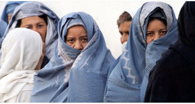 Talibanes imponen código penal que autoriza ejecuciones y refuerza la represión contra las mujeres