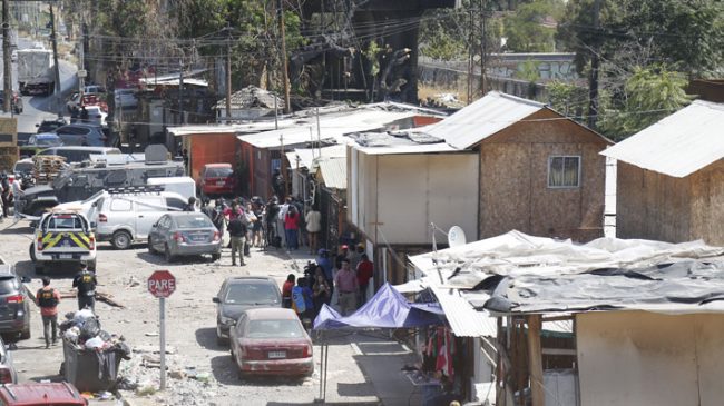 Desalojo de toma Santa Marta en Maipú: hay tres detenidos luego de altercado con Carabineros