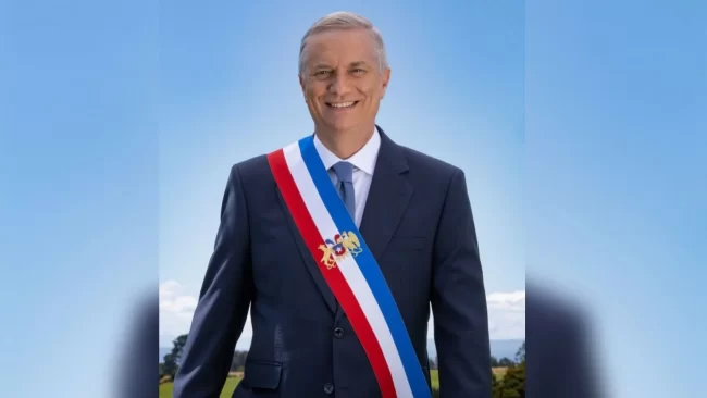 Controversia por foto presidencial de Kast: cuestionan uso del escudo en la banda