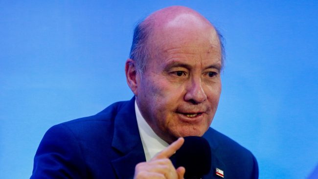 Quiroz acusa que Gobierno de Boric dejó al fisco "sin caja" y convoca a expertos por alza del petróleo