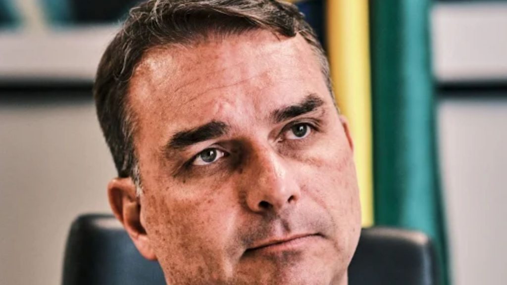Flávio Bolsonaro acusa a Lula de “transbordar intolerancia” por cancelar su asistencia al cambio de mando