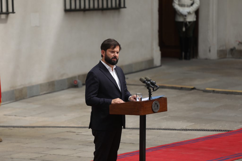 Presidente Boric cierra su mandato con 33% de aprobación mientras Kast logra 48% en evaluación de su preparación