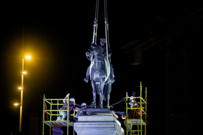 Después de cinco años: reinstalan monumento al general Baquedano en Plaza Italia durante la madrugada