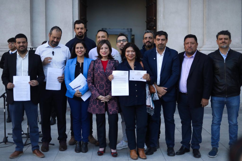 Alcaldes presionan al gobierno por medidas, ante crisis de combustibles