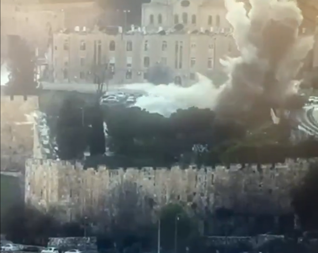 Fragmento de misil iraní cae en la Ciudad Vieja de Jerusalén y daña zona cercana a sitios sagrados