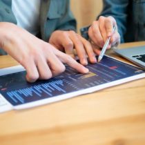 De cero a inversor: todo lo que necesitas saber sobre acciones antes de poner tu primer peso