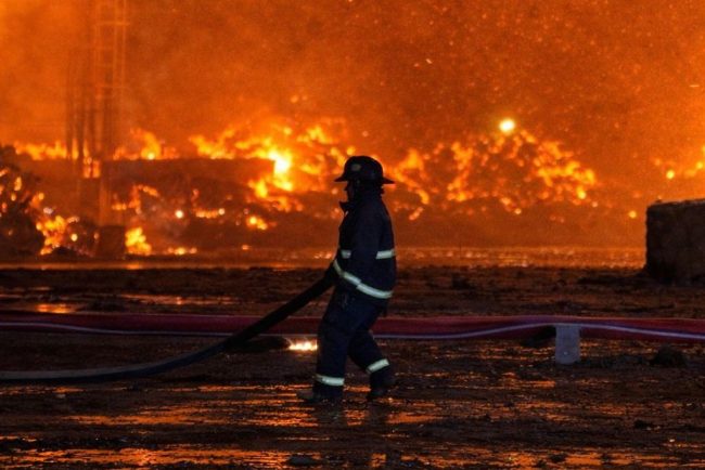 Incendio en planta CMPC de Puente Alto se mantiene contenido y obliga suspensión de clases en cuatro colegios