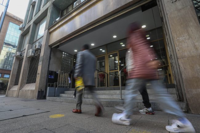 Subsecretaria de Telecomunicaciones enfrenta cuestionamientos por contratos simultáneos y caso es revisado por Contraloría