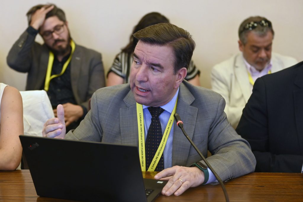 Hernán Frigolett advierte que existe un exceso de optimismo respecto del impacto que tendría la megareforma en la inversión