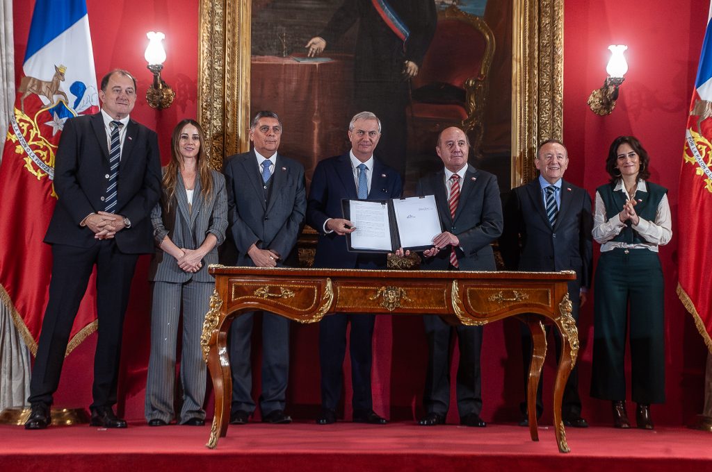 Presidente Kast firma proyecto de Reconstrucción Nacional tras varias postergaciones en su ingreso al Congreso