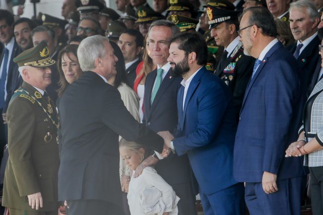 Boric y Kast coinciden en ceremonia de Carabineros y protagonizan primer saludo público tras cambio de mando