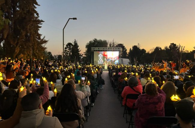 Ceremonia de la Luz reunió a más de 8 mil personas en todo Chile en homenaje a sus seres queridos