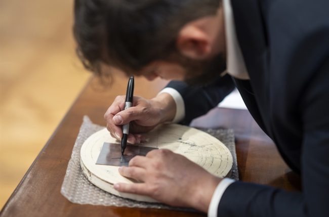 Casa de Moneda crea medalla con rostro de Boric: incluirá braille y será parte de su catálogo