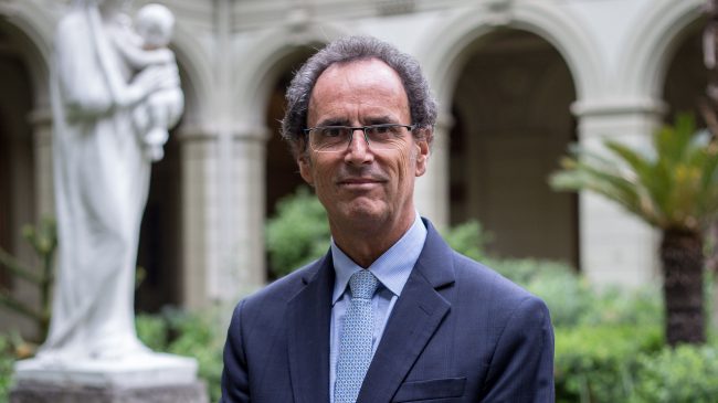 Rector UC destaca sistema universitario chileno: "La calidad de la educación que genera es bien impresionante"