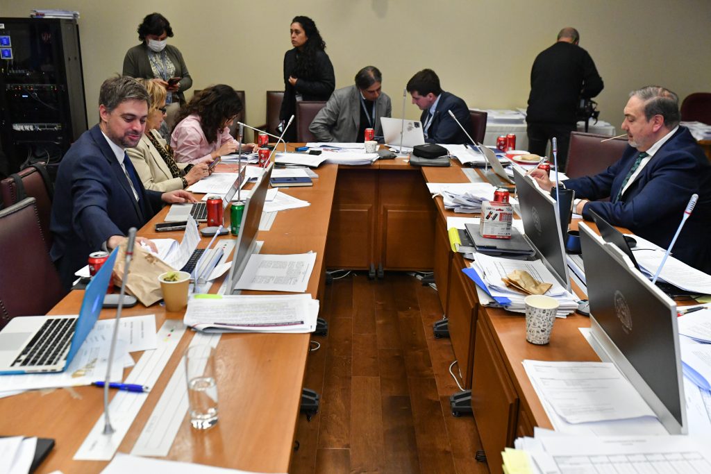 Rechazan polémico artículo de IA del Gobierno por impacto en medios y creadores