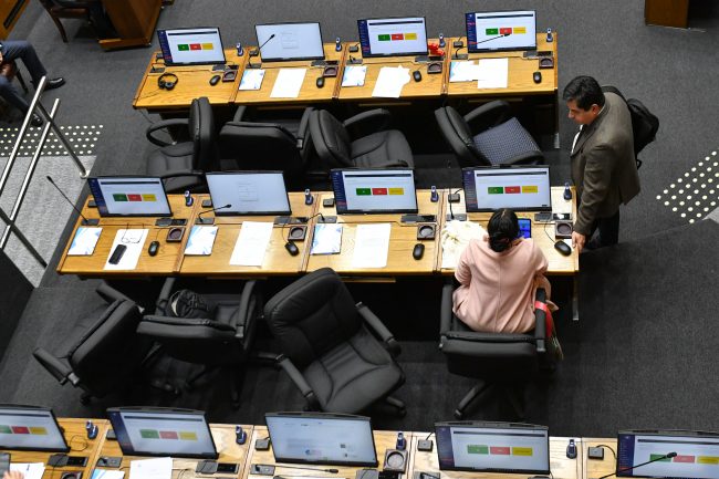 Escuelas Protegidas avanza al tercer trámite tras intenso debate por revisión de mochilas y facultades policiales