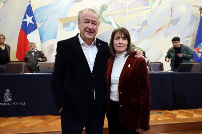 Alejandra Mizala lidera elección de rectoría en la Universidad de Chile y disputará segunda vuelta con Francisco Martínez
