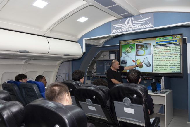 El desafío de la industria aérea: Chile requerirá 4.000 técnicos aeronáuticos en los próximos años