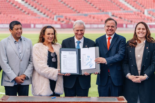Presidente Kast promulga nueva ley para el fútbol profesional y pone fin a la multipropiedad en clubes