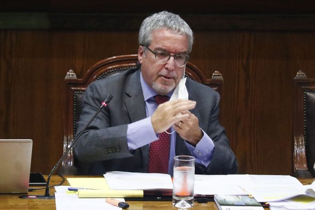 Fiscalía inicia investigación a embajador Gabriel Zaliasnik por chats con Hermosilla