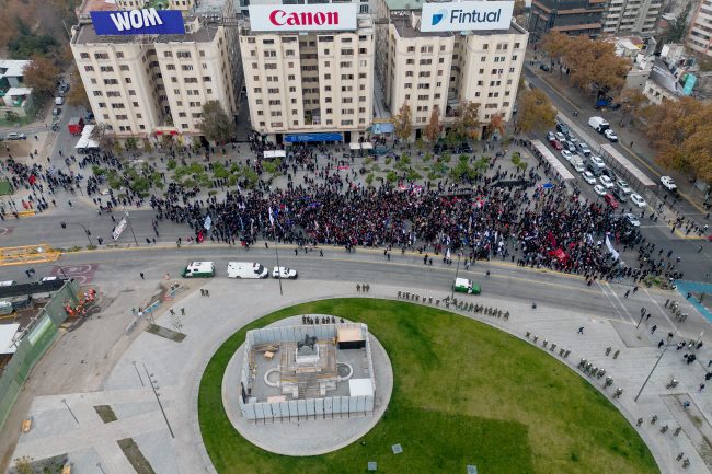 Marcha de la Confech comenzó con enfrentamientos y cortes de tránsito