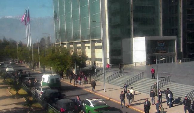 Ministra Ximena Lincolao es evacuada del GAM por aviso de bomba: GOPE trabaja también en el Centro de Justicia