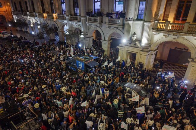 Elección en Perú sigue abierta: Sánchez supera a Fujimori por solo 6.006 votos